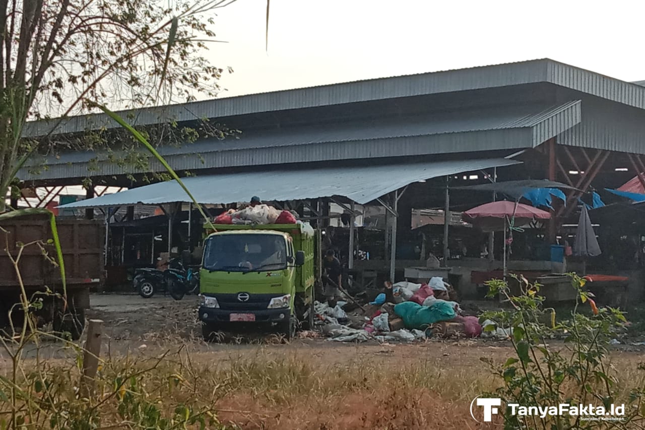 Armada angkutan sampah DLH sedang mengangkut sampah pada Senin, (29/7/2024) di Pasar Rakyat Aurduri.[Tanyafakta.id/Haris]