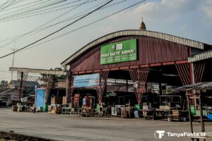 Tepat di Samping Pasar, Warga Aurduri Minta Pindahkan TPS