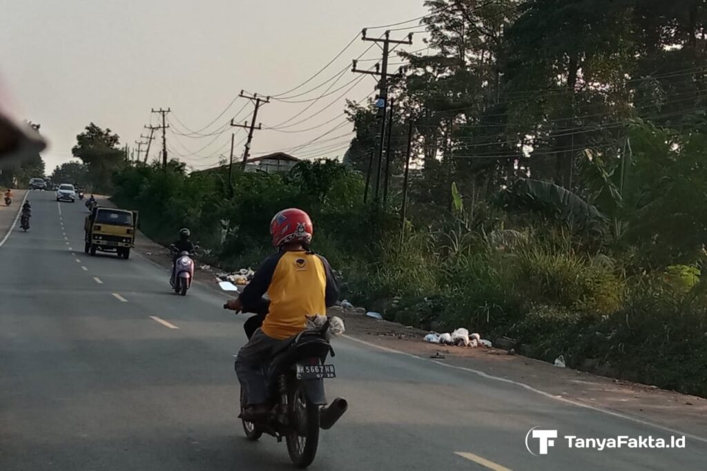 Tak Punya TPS, Warga Mendalo Darat Terpaksa Buang Sampah di Pinggir Jalan