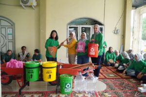 IIP BUMN dan IKBI PTPN IV Regional 4 Edukasi Pilah Sampah dan Pemasangan Biopori di Jambi