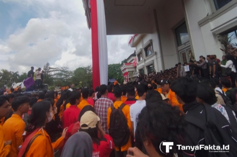 Aliansi Mahasiswa Jambi saat menggelar unjuk rasa di Gedung DPRD Provinsi Jambi pada Jumat,(2/8/2024). [TanyaFakta.id/Jorgi]