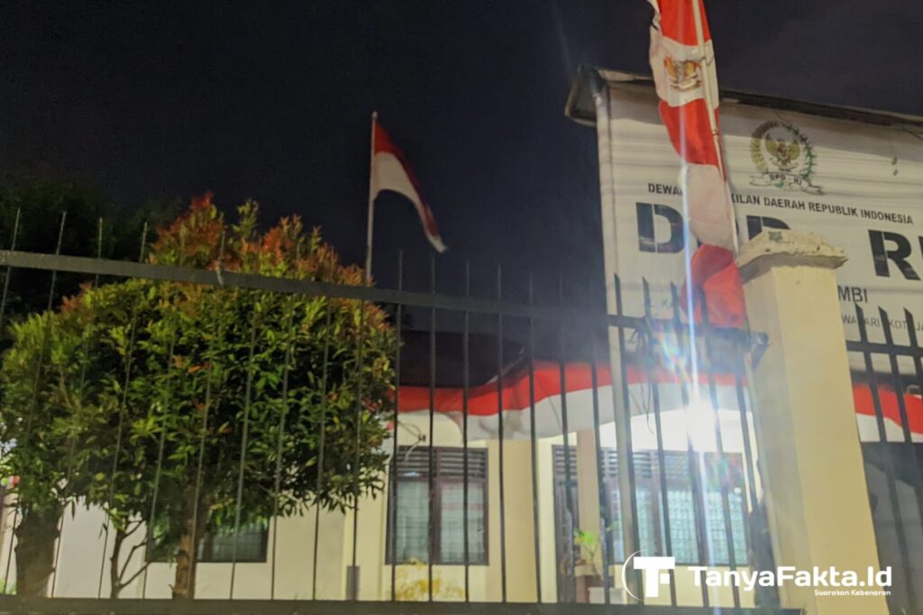 Bendera merah putih di Kantor DPD RI Provinsi Jambi terlihat masih berkibar pada Jumat, (16/8/2024) malam. [TanyaFakta.id/Haris]