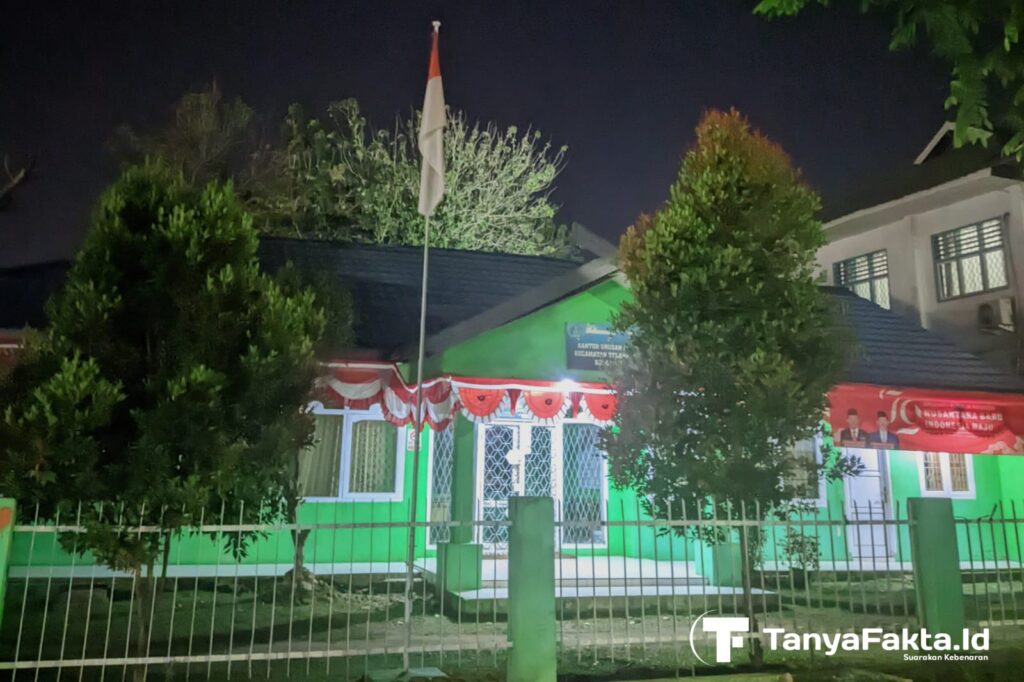 KUA Telanaipura Kibarkan Bendera Merah Putih Sampai Malam Hari, Taati Perintah Gubernur?