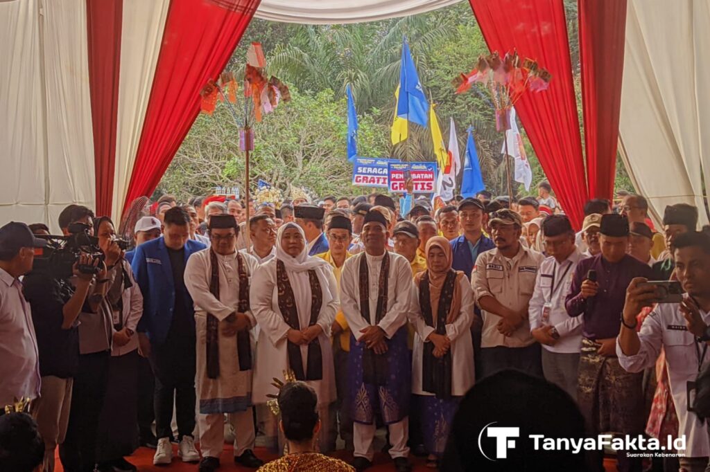 Masnah Busroh dan Zulkifli bersama ribuan warga pendukungnya saat mendaftar sebagai pasangan cabup dan cawabup Muaro Jambi pada Kamis,(29/8/2024) di KPU Muaro Jambi. [TanyaFakta.id/Haris]