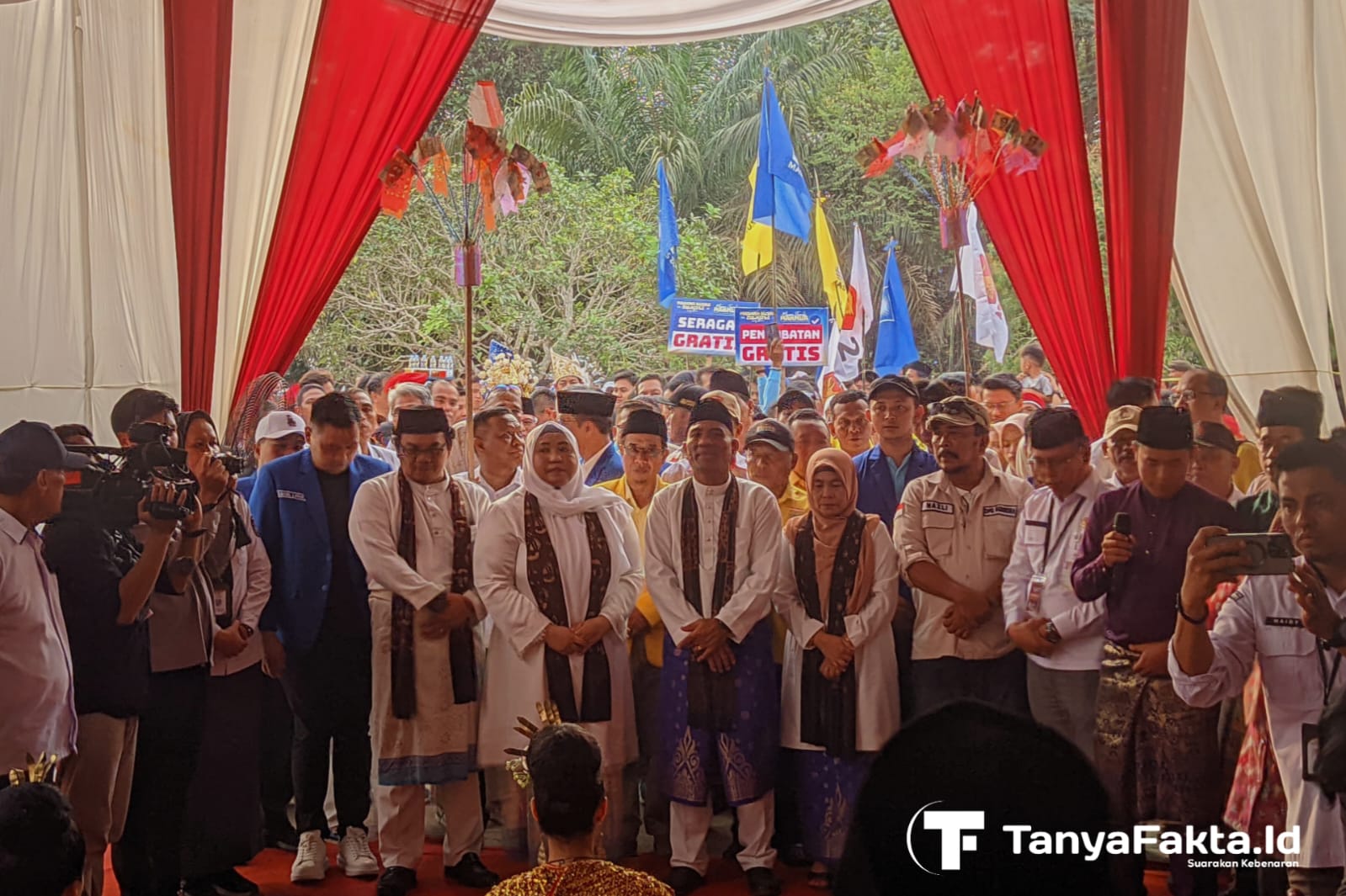 Masnah Busroh dan Zulkifli bersama ribuan warga pendukungnya saat mendaftar sebagai pasangan cabup dan cawabup Muaro Jambi pada Kamis,(29/8/2024) di KPU Muaro Jambi. [TanyaFakta.id/Haris]