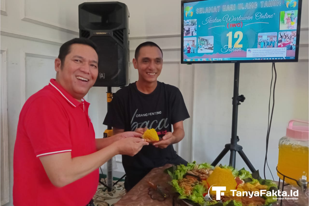 Dewan Penasehat IWO Provinsi Jambi, Djokas Siburian bersama Erwin Majam, Ketua PW IWO Provinsi Jambi saat pemotongan tumpeng HUT IWO Ke 12 pada Selasa, (6/8/2024) di Kenali Asam Bawah. [TanyaFakta.id/Ados]