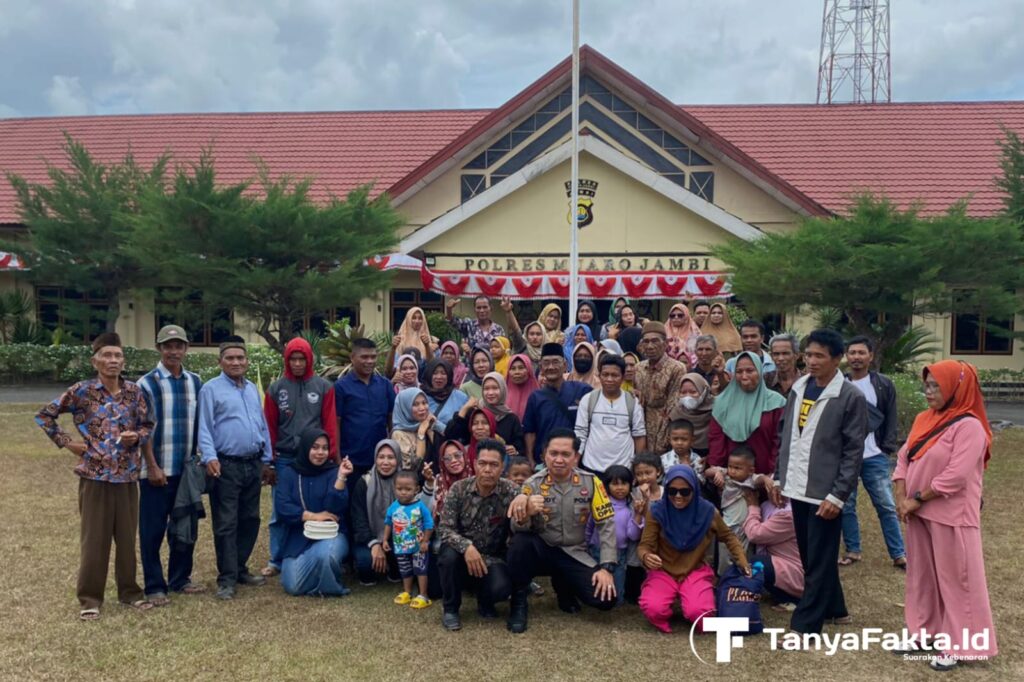 Puluhan warga Desa Sungai Bungur bersama Rahmad di depan Kantor Polisi Resor Muaro Jambi pada Jumat,(9/8/2024). [TanyaFakta.id/Ados]