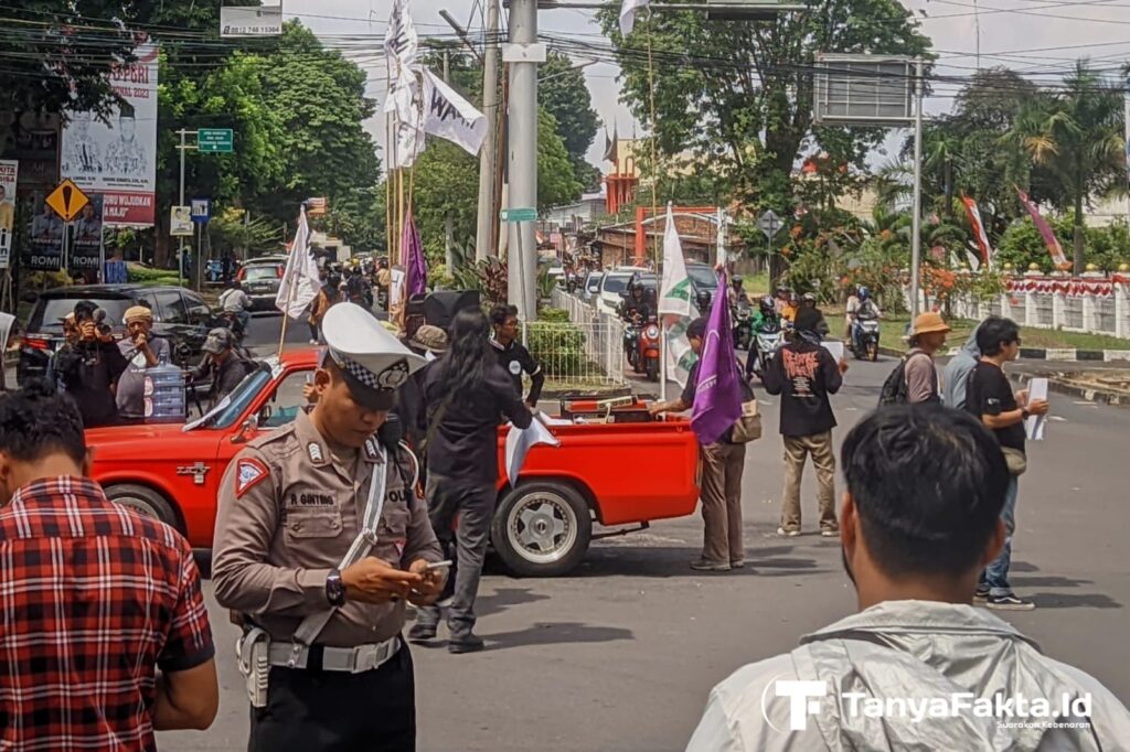 Tolak Dinasti Politik, WALHI Jambi Gelar Aksi Unjuk Rasa