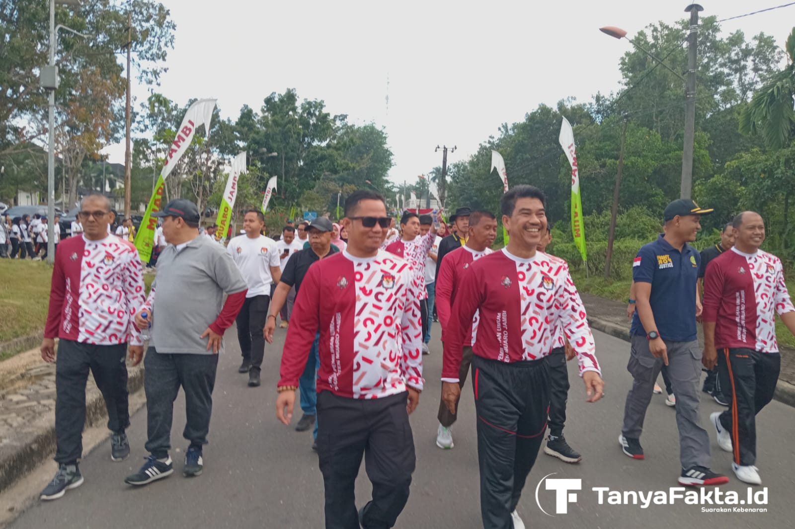 Pj Bupati Muaro Jamb, Raden Najmi bersama Ketua KPU Muaro Jambi, AL Muattaqin saat jalan santai di Komplek Perkantoran Bukit cinto kenang Kabupaten Muaro Jambi, pada Jum'at (23/08/2024). [TanyaFakta.id/Red]