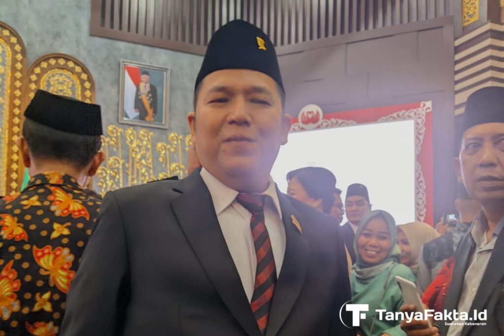 Djokas Siburian usai dilantik menjadi Anggota DPRD Kota Jambi pada Jumat, (23/8/2024). [TanyaFakta.id/Haris]