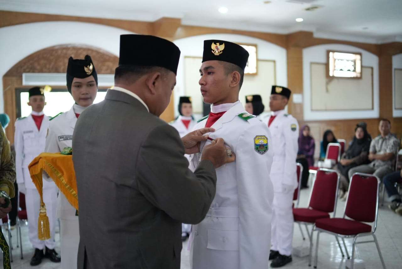 ekda Kabupaten Muaro Jambi, Budhi Hartono saat melantik anggota paskibraka pada Selasa, (13/8/2024) di Kantor Bupati Muaro Jambi. [TanyaFakta.id/Ist]