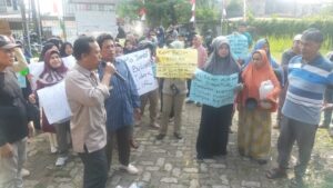 Air PDAM Mati Dua Bulan, Warga Mendalo Darat Geruduk Perumda Tirta Muaro Jambi