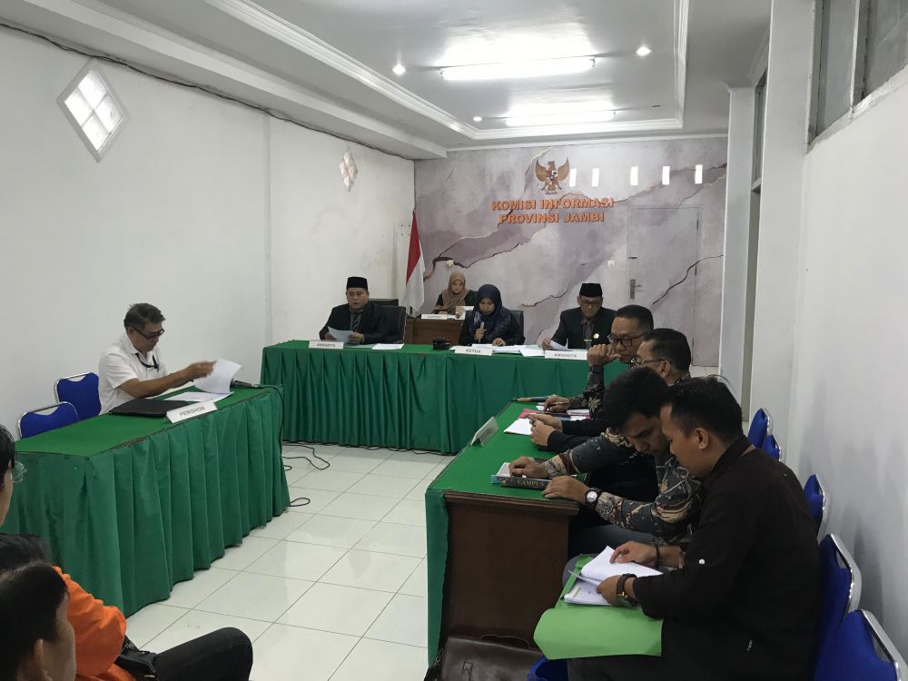 Komisi Informasi Provinsi Jambi saat menggelar sidang permohonan penyelesaian sengketa informasi bersama PT. FUN/Chanel Berita 24.Com dan PTPN IV Jambi di ruang sidang Komisi Informasi pada Kamis, (5/9/2024). [TanyaFakta.id/Ist]