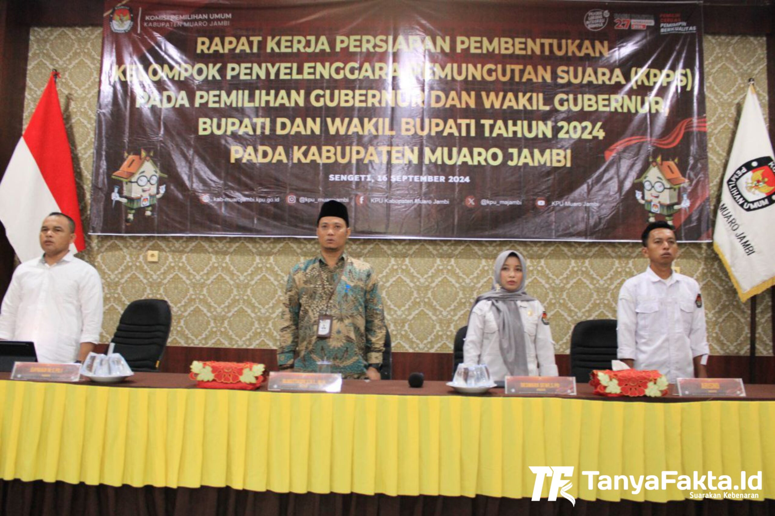 Komisioner KPU Muaro Jambi saat Rapat Kerja persiapan pembentukan KPPS di Aula Kantor KPU Muaro Jambi