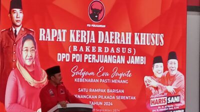 Edi Purwanto, Ketua DPD PDI Perjuangan Provinsi Jambi saat menyampaikan kata sambutan Rakerdasus pada Kamis, (19/9/2024) di Rumah Besar Kaum Nasionalis PDIP Jambi. [TanyaFakta.id/Ados]