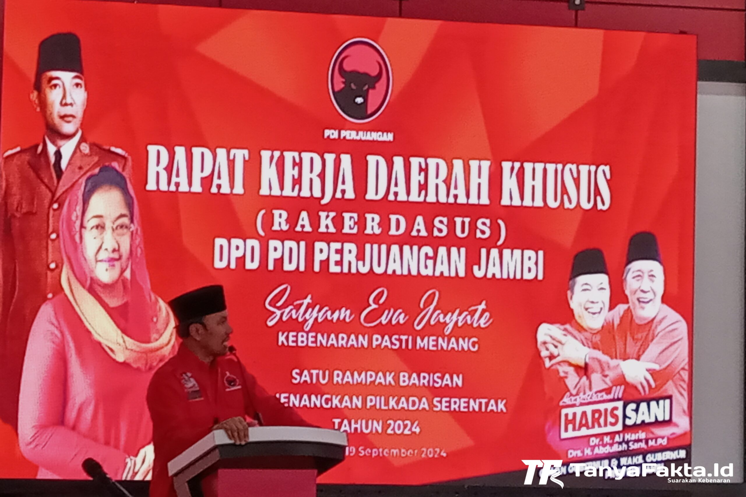 Edi Purwanto, Ketua DPD PDI Perjuangan Provinsi Jambi saat menyampaikan kata sambutan Rakerdasus pada Kamis, (19/9/2024) di Rumah Besar Kaum Nasionalis PDIP Jambi. [TanyaFakta.id/Ados]