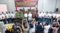 Komisioner KPU Muaro Jambi (atas) bersama para kandidat dan walprinya. [TanyaFakta.id/Ist