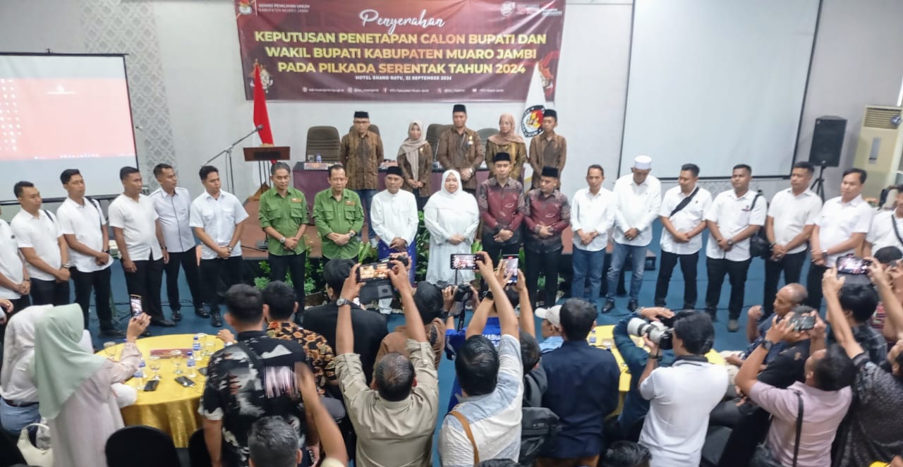 Komisioner KPU Muaro Jambi (atas) bersama para kandidat dan walprinya. [TanyaFakta.id/Ist