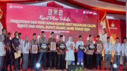 Pengundian nomor urut calon Bupati dan calon Wakil Bupati Muaro Jambi Tahun 2024 di halaman KPU Muaro Jambi pada Senin, (23/9/2024) . [TanyaFakta.id/Ados]