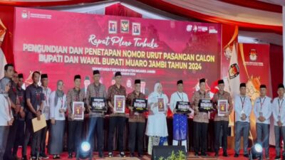 Pengundian nomor urut calon Bupati dan calon Wakil Bupati Muaro Jambi Tahun 2024 di halaman KPU Muaro Jambi pada Senin, (23/9/2024) . [TanyaFakta.id/Ados]