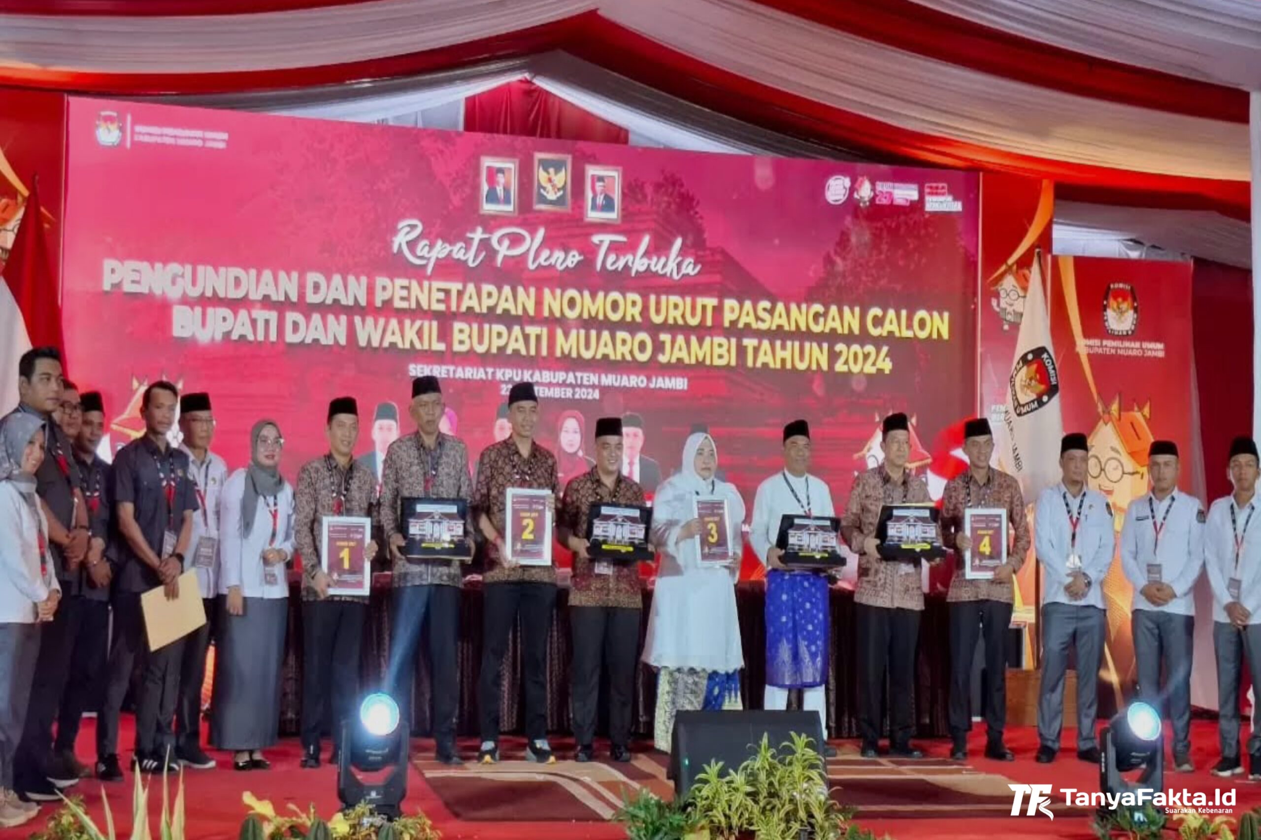 Pengundian nomor urut calon Bupati dan calon Wakil Bupati Muaro Jambi Tahun 2024 di halaman KPU Muaro Jambi pada Senin, (23/9/2024) . [TanyaFakta.id/Ados]