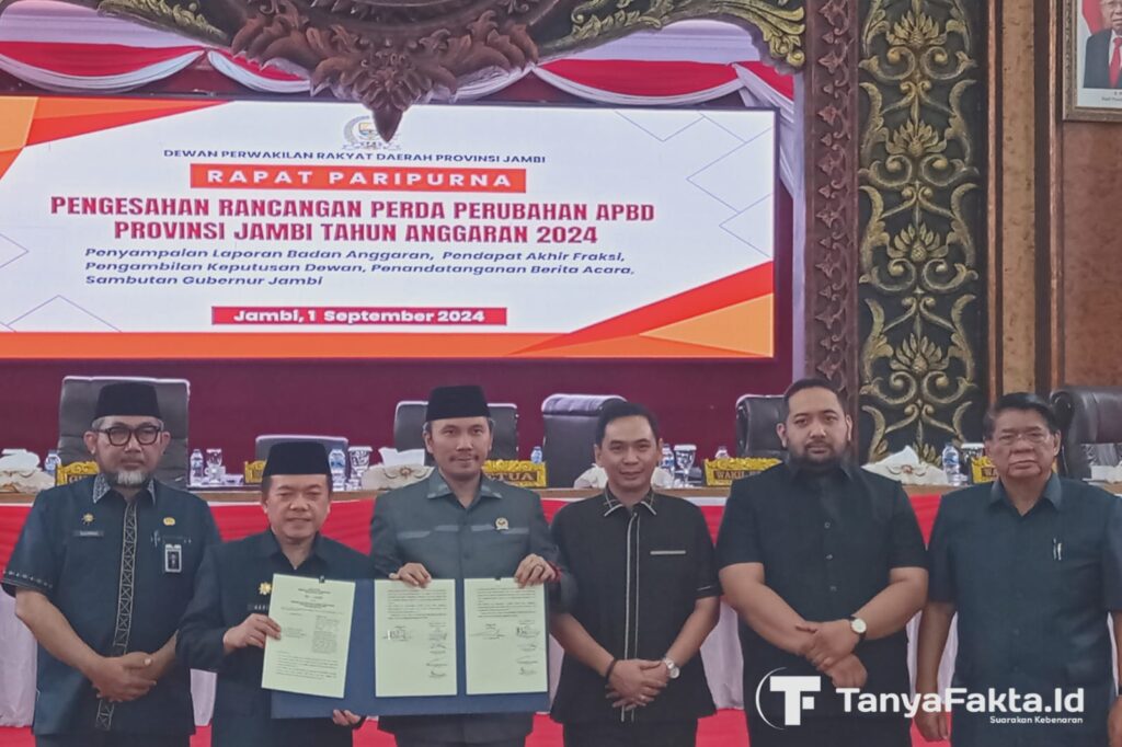 Penandatanganan APBD Perubahan TA 2024 oleh Gubernur Jambi dan Ketua DPRD Provinsi Jambi pada rapat paripurna DPRD Provinsi Jambi, Minggu,(1/9/2024). [TanyaFakta.id/Ados]