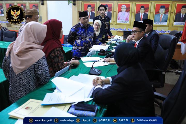 DKPP RI saat melakukan sidang perkara dugaan pelanggaran kode etik oleh Anggota KPU Provinsi Jambi pada Jumat, (6/9/2024) di Bawaslu Provinsi Jambi. [TanyaFakta.id/Humas DKPP RI]