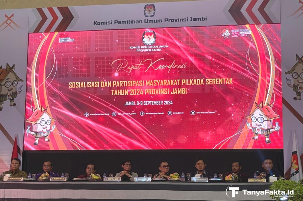 Anggota KPU RI, Agust Mellaz dan Parsadaan Harahap bersama anggota KPU Provinsi Jambi. [TanyaFakta.id/Redaksi]