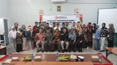 Ketua KI Provinsi Jambi, Ahmad Taufiq Helmi bersama narasumber dan peserta sosialisasi oleh Panwacam Danau Sipin pada Senin, (16/9/2024). [TanyaFakta.id/Ist]