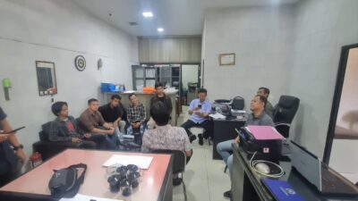 Massa Gerakan Pemuda Marhaenis (GPM) Provinsi Jambi saat hearing dengan Tim Subdit Tipidter Diskrimsus Polda Jambi. [TanyaFakta.id/Ist]