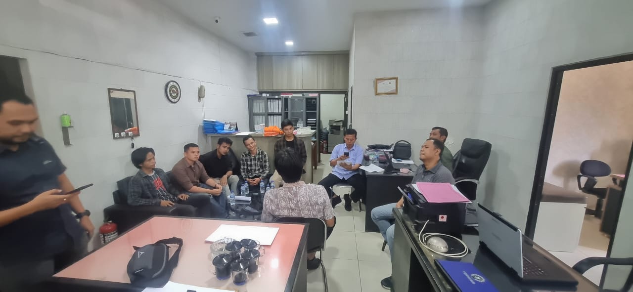 Massa Gerakan Pemuda Marhaenis (GPM) Provinsi Jambi saat hearing dengan Tim Subdit Tipidter Diskrimsus Polda Jambi. [TanyaFakta.id/Ist]