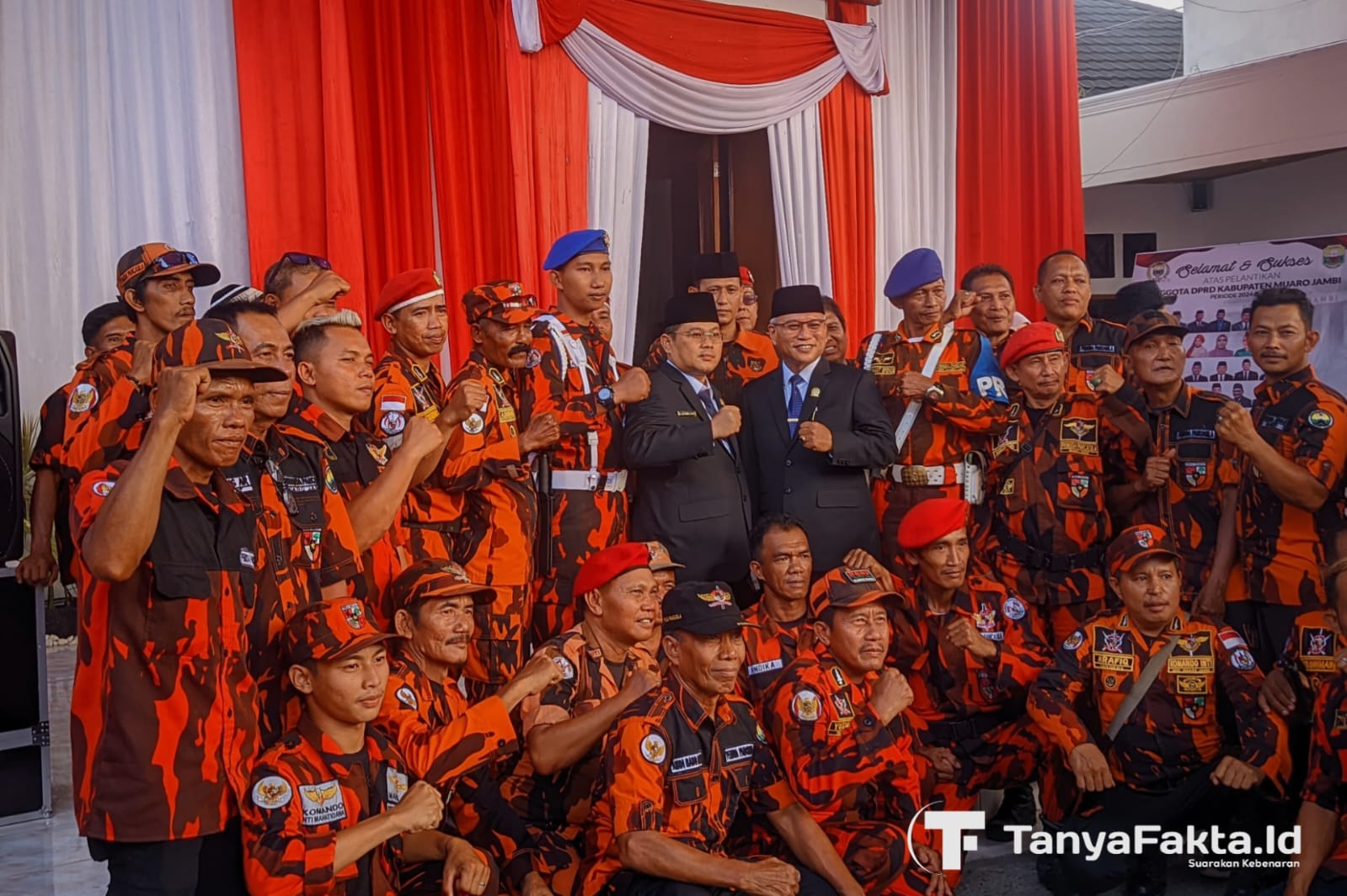 Aidi Hatta, S.Ag (tengah kanan) bersama puluhan kader Pemuda Pancasila usai pelantikan DPRD Kabupaten Muaro Jambi pada Jumat, (30/8/2024). [TanyaFakta.id/Haris]