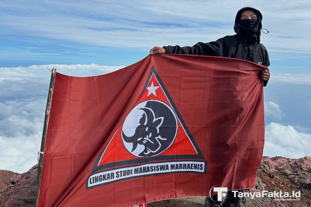 Bendera LSMM yang dikibarkan di puncak gunung Kerinci,Provinsi Jambi. [TanyaFakta.id/LSMM]