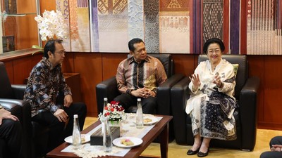 Ketua MPR Bambang Soesatyo dan Megawati Soekarnoputri saat pencabutan TAP MPRS Nomor XXXIII/MPRS/1967 tentang Pencabutan Kekuasaan Pemerintah Negara dari Presiden Sukarno pada Senin, (9/9/2024) di Jakarta. [TanyaFakta.id/Ist]