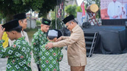 Dr Maulana bersama para pelajar.