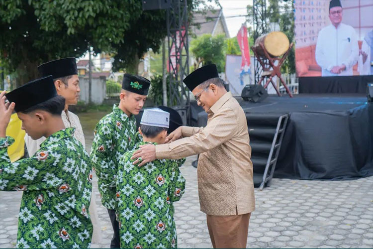 Dr Maulana bersama para pelajar.