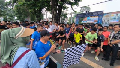 Maulana saat melepas melepas start acara Fun Run 5 Kilometer Bahagia yang digelar di Rumah Pemenangan Maulana (RPM).