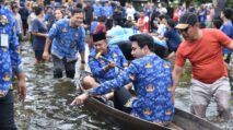 Walikota Jambi, Maulana dan Wakil Walikota Jambi, Diza Aljosha Hazra saat tinjau warga yang terdampak bencana banjir. [TanyaFakta.id/Ist]